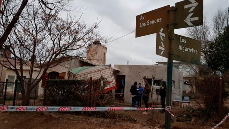 Un camión lleva dos días incrustado en una casa en Carlos Paz: el reclamo de la familia