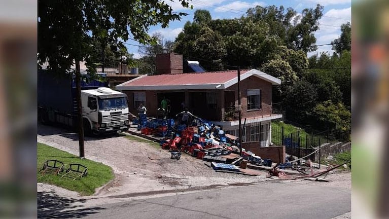 Un camión perdió el control y cayó sobre una casa en Salsipuedes