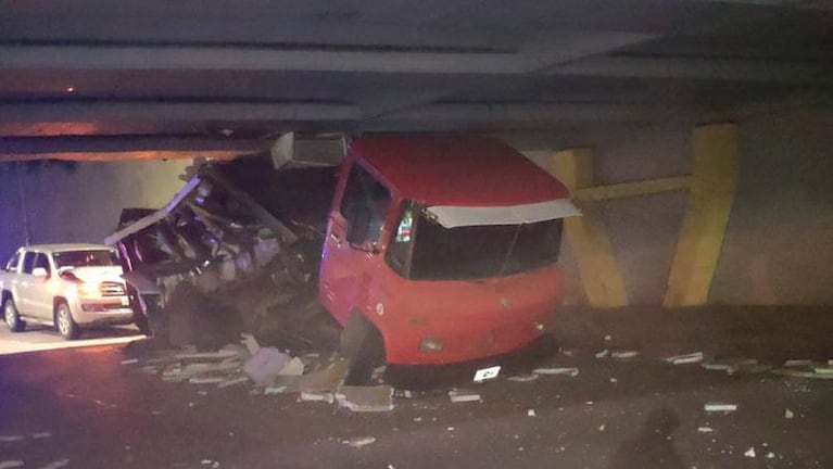 Un camión quedó atascado en el puente Sarmiento: debió ser destruido para sacarlo