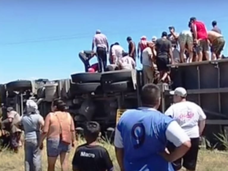 Un camión se dio vuelta en plena ruta.