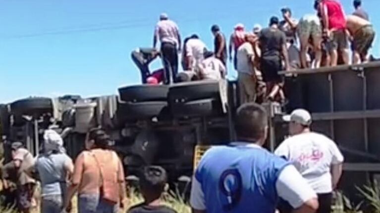 Un camión se dio vuelta en plena ruta.