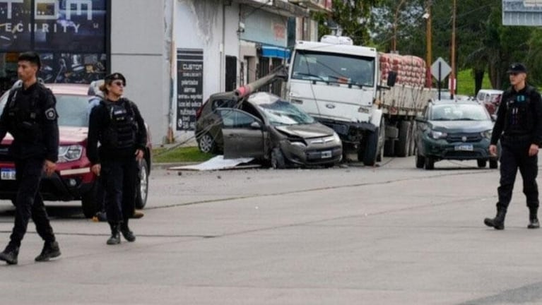 Un camión se quedó sin frenos, embistió a varios autos y mató a una mujer