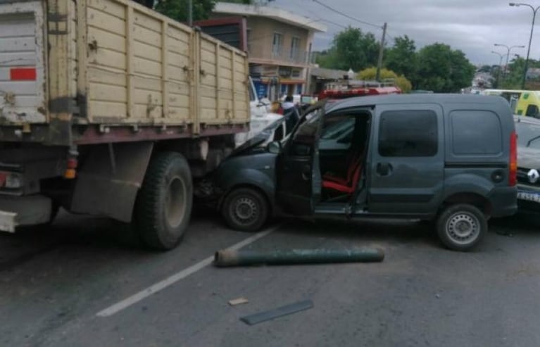 Un camión se quedó sin frenos y chocó a siete vehículos