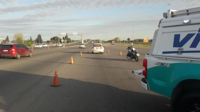 Un camión se quedó sin frenos y chocó a un auto en el peaje de la ruta E53