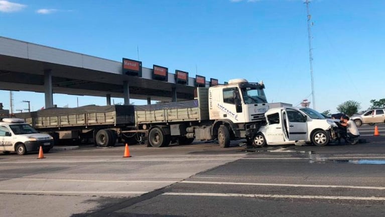 Un camión se quedó sin frenos y chocó a un auto en el peaje de la ruta E53