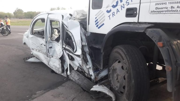 Un camión se quedó sin frenos y chocó a un auto en el peaje de la ruta E53