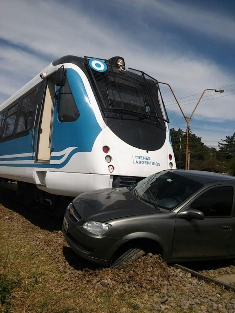 Un camión se quedó sin frenos y cruzó una estación y la ruta 38