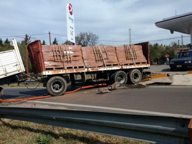 Un camión se quedó sin frenos y cruzó una estación y la ruta 38