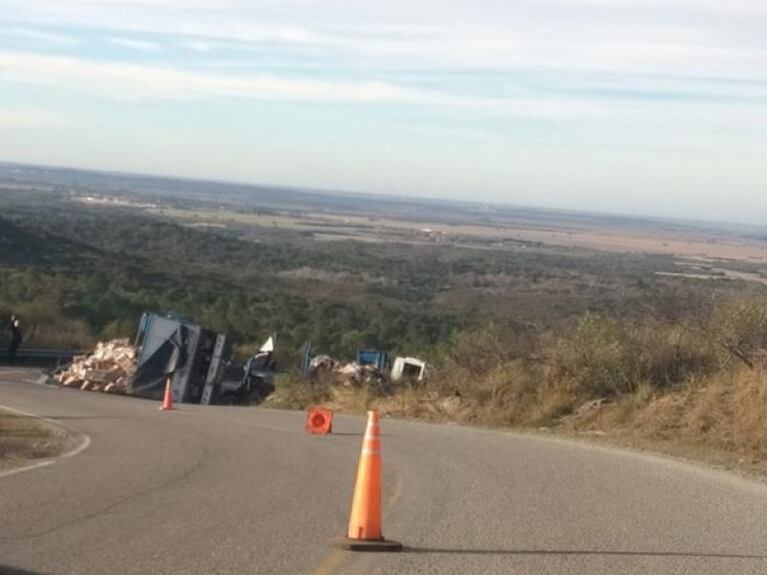 Un camión se quedó sin frenos y volcó cerca de Falda del Carmen