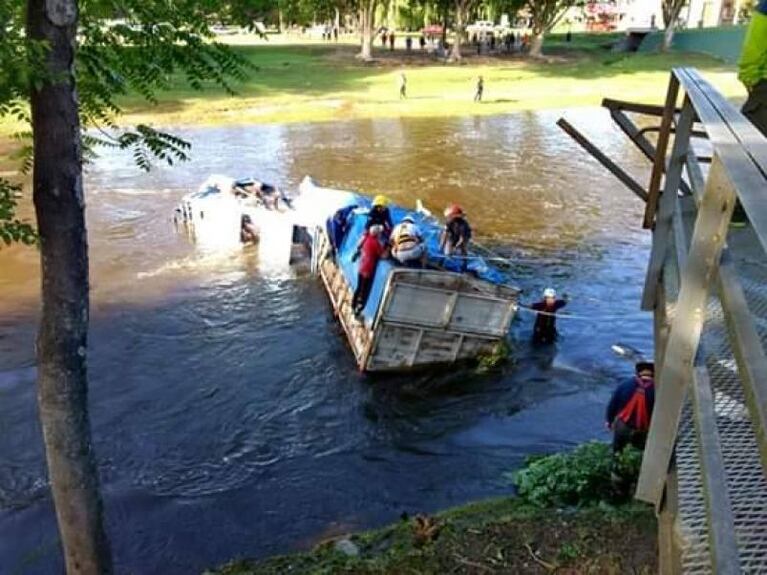 Un camión sin frenos cayó al río Santa Rosa