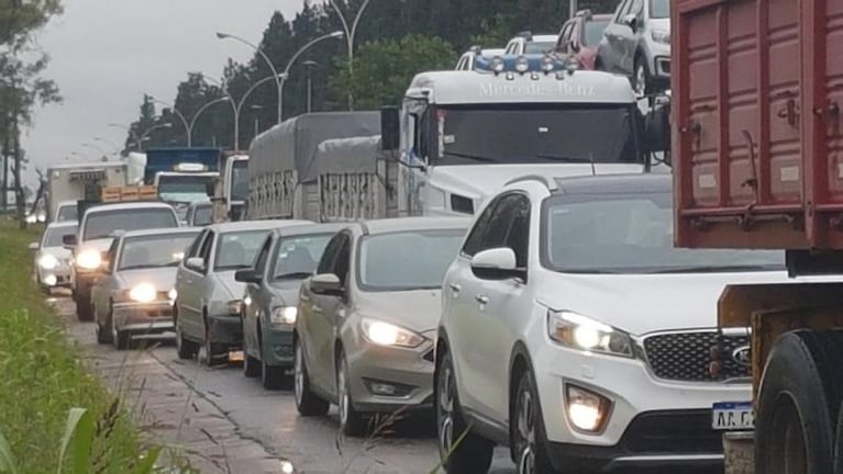 Un camión sin frenos provocó un caos en la avenida Fuerza Aérea