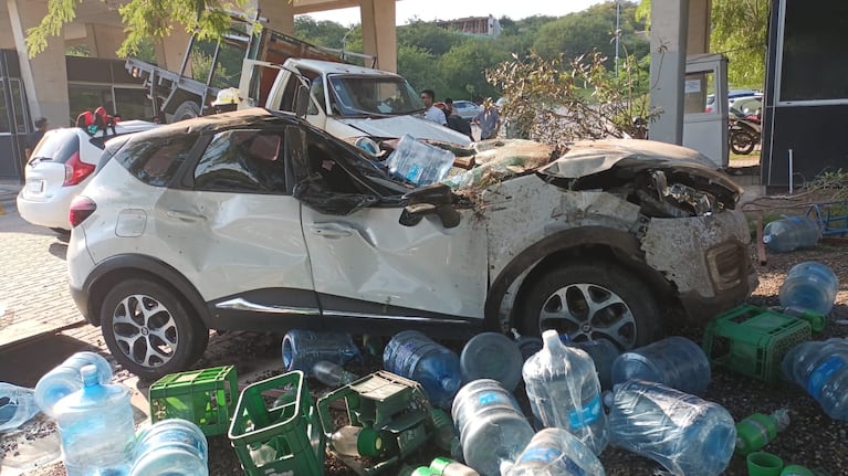 Un camión soda aplastó a dos autos en La Calera.