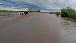 Un camión volcó al ser arrastrado por el agua en el sur de Córdoba.