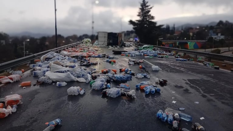 Un camión volcó en Carlos Paz ( Foto: Gentileza El Diario de Carlos Paz)