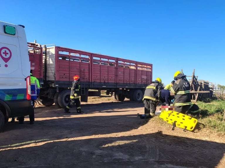 Un camionero está grave tras quedar aplastado entre el camión y el acoplado.