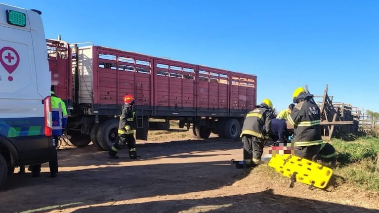 Un camionero está grave tras quedar aplastado entre el camión y el acoplado.