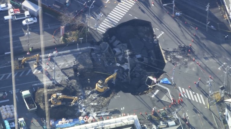 Un camionero lleva 3 días atrapado dentro de un socavón en Japón: equipos de rescate trabajan en el lugar