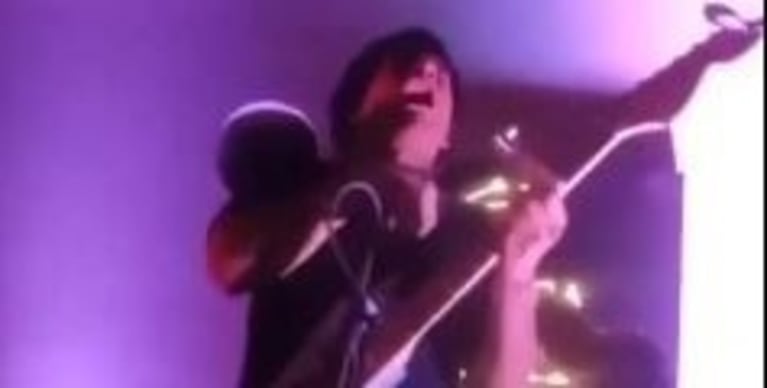 Un cantante se electrocutó en pleno show.