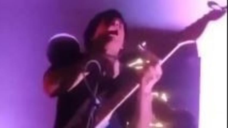 Un cantante se electrocutó en pleno show.
