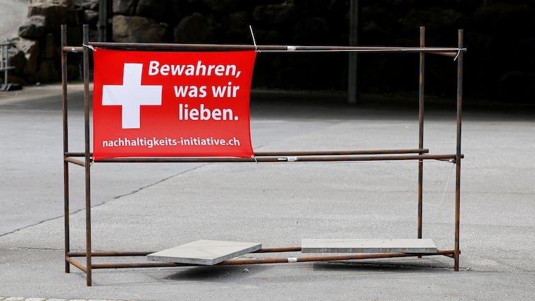 Un cartel del partido de derecha de Suiza, a favor de establecer el límite de población en 10 millones de habitantes. REUTERS/Stefan Wermuth