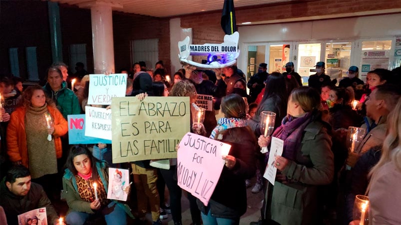 Un centenar de familiares pidió justicia en la puerta del Hospital Neonatal. Foto: Julieta Pelayo/El Doce.