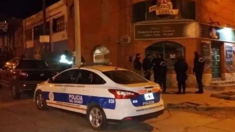 Un chico de 16 años apuñaló a su papá y se entregó a la Policía: "Vivía un infierno y no aguantó más"