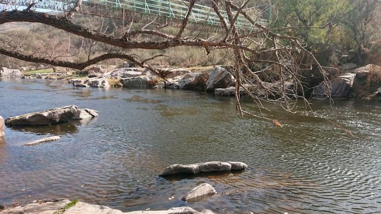 Un chico de 16 años murió al caer al río Suquía en La Calera