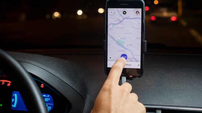 Un chofer de una aplicación se volvió viral por su creativo método para evitar accidentes.