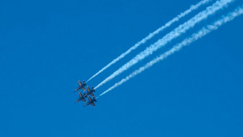 Un cielo radiante y un pene en el medio como protagonista.