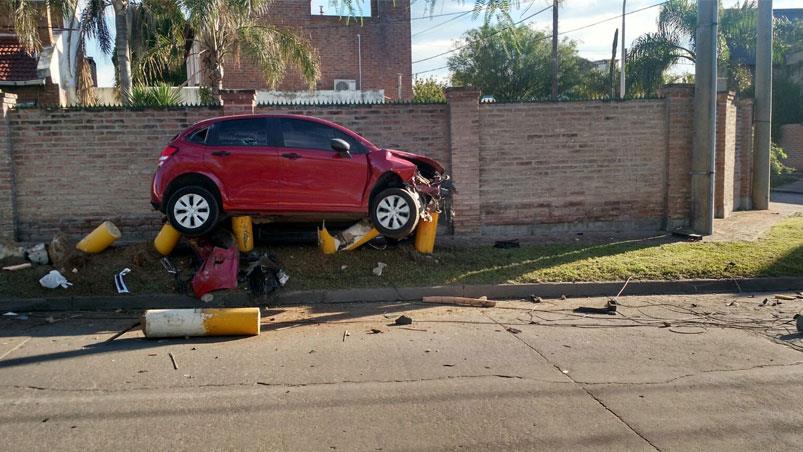 un Citroen C3 terminó sobre los pilares de contención de una casa. Foto: Karina Vallori