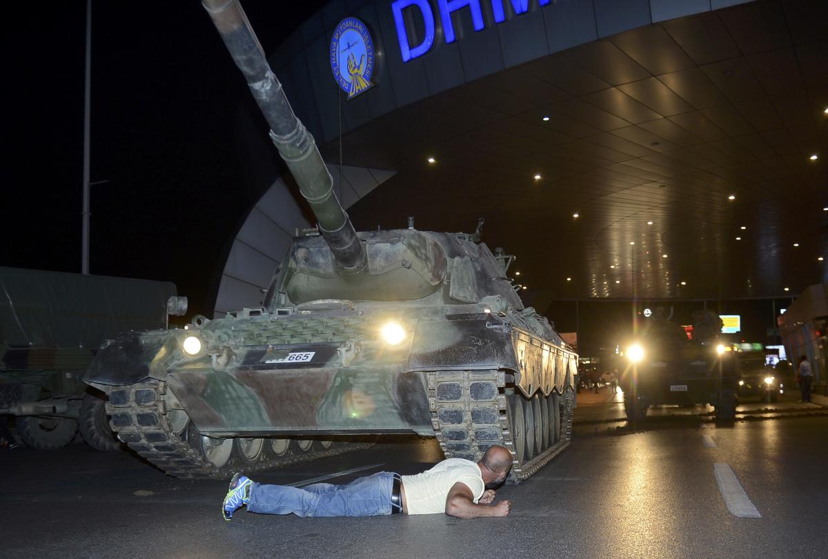 Un ciudadano bloqueó a un tanque en Estambul y la imagen recordó a la masacre de Tiananmén. Foto: Reuters.