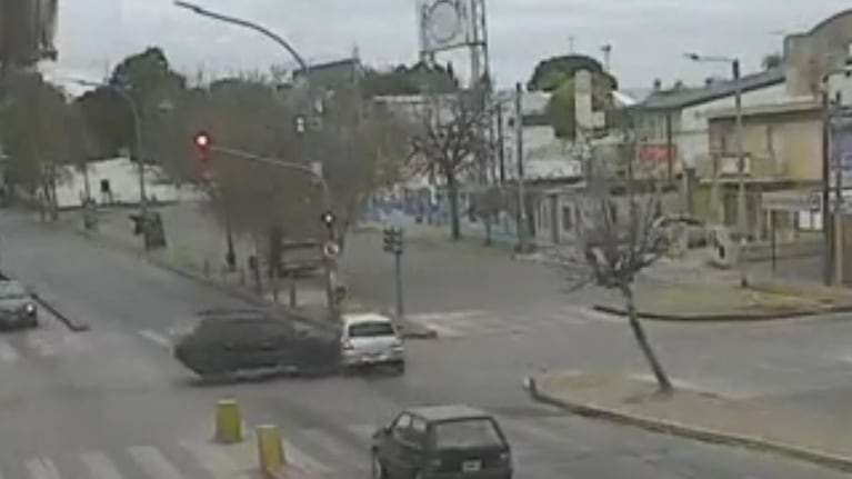 Un Clio pasó en rojo e impactó contra una Ecosport en Av. Juan B. Justo.
