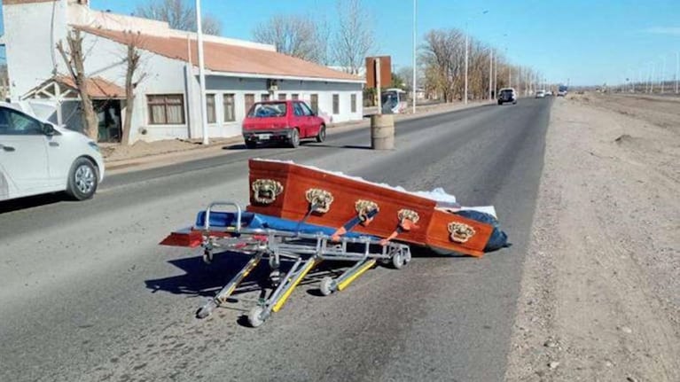 Un coche fúnebre perdió el ataúd que trasladaba en plena ruta.