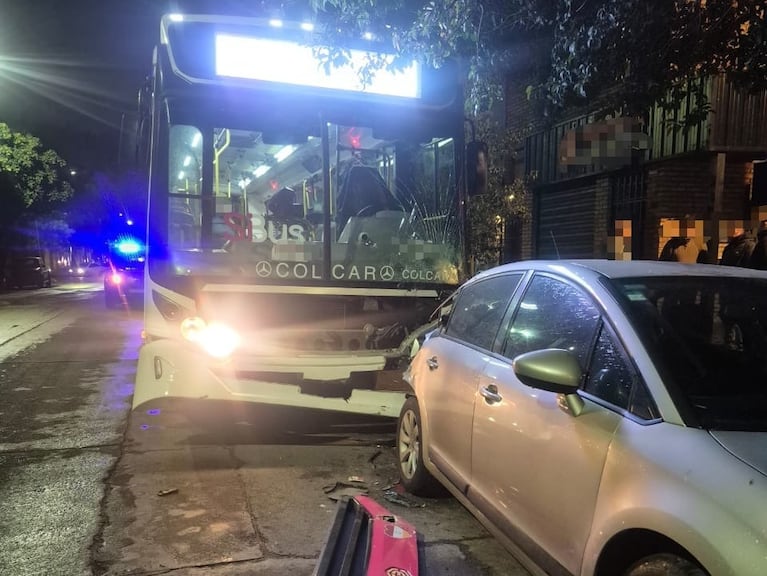 Un colectivero se descompensó al volante y chocó contra dos autos estacionados