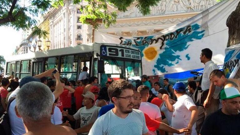 Un colectivo chocó a militantes de la agrupación de Milagro Sala