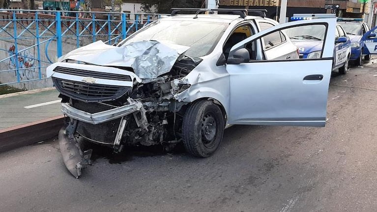 Un colectivo chocó contra un auto en Costanera y terminó en el cauce del río 