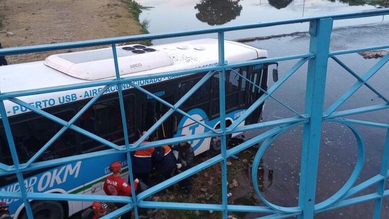 Un colectivo chocó contra un auto en Costanera y terminó en el cauce del río 