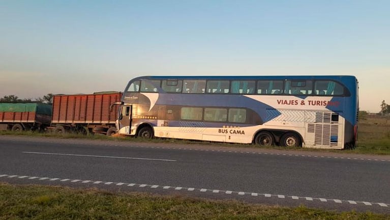 Un colectivo chocó de atrás a un camión: los pasajeros viajaban al show de Coldplay