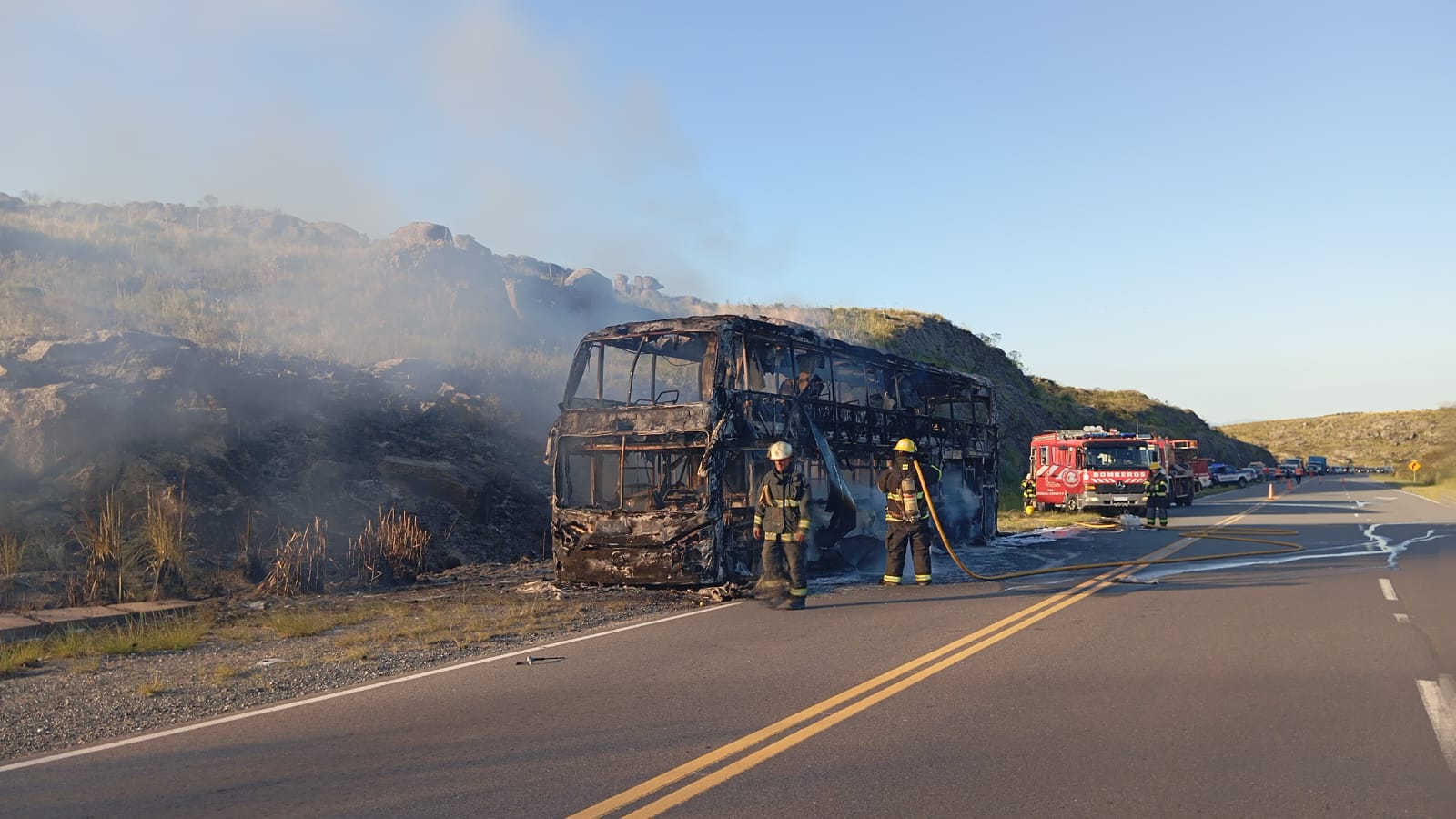 Un colectivo con 36 pasajeros se incendió en el camino de las Altas Cumbres