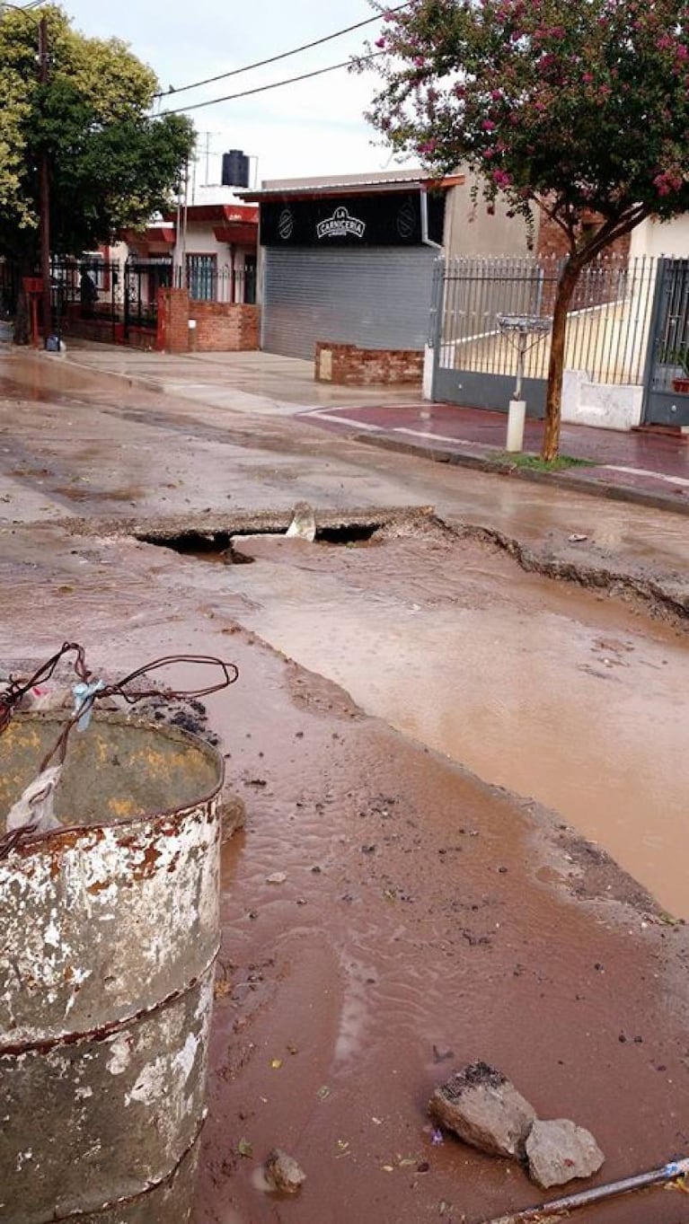 Un colectivo de Coniferal se hundió al cruzar la calle