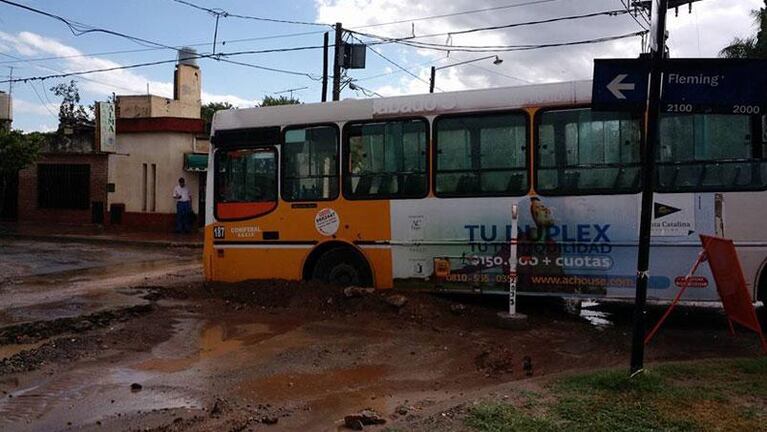 Un colectivo de Coniferal se hundió al cruzar la calle