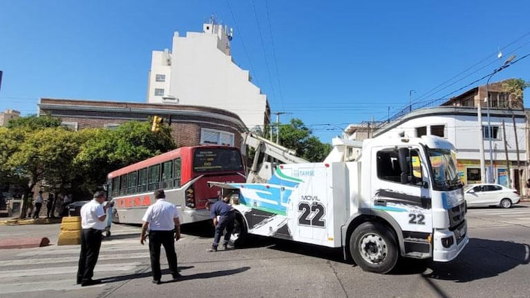 Un colectivo de Ersa chocó contra un árbol y quedó cruzado en plena avenida Colón