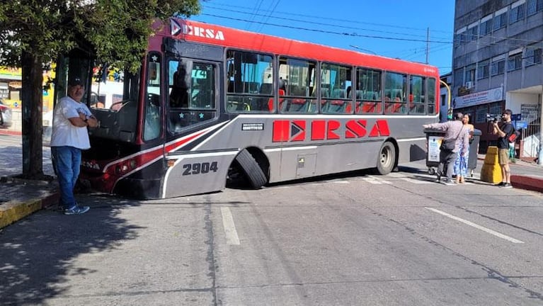 Un colectivo de Ersa chocó contra un árbol y quedó cruzado en plena avenida Colón