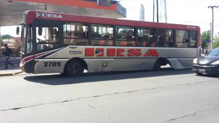 Un colectivo de ERSA perdió dos ruedas y una impactó contra un auto estacionado