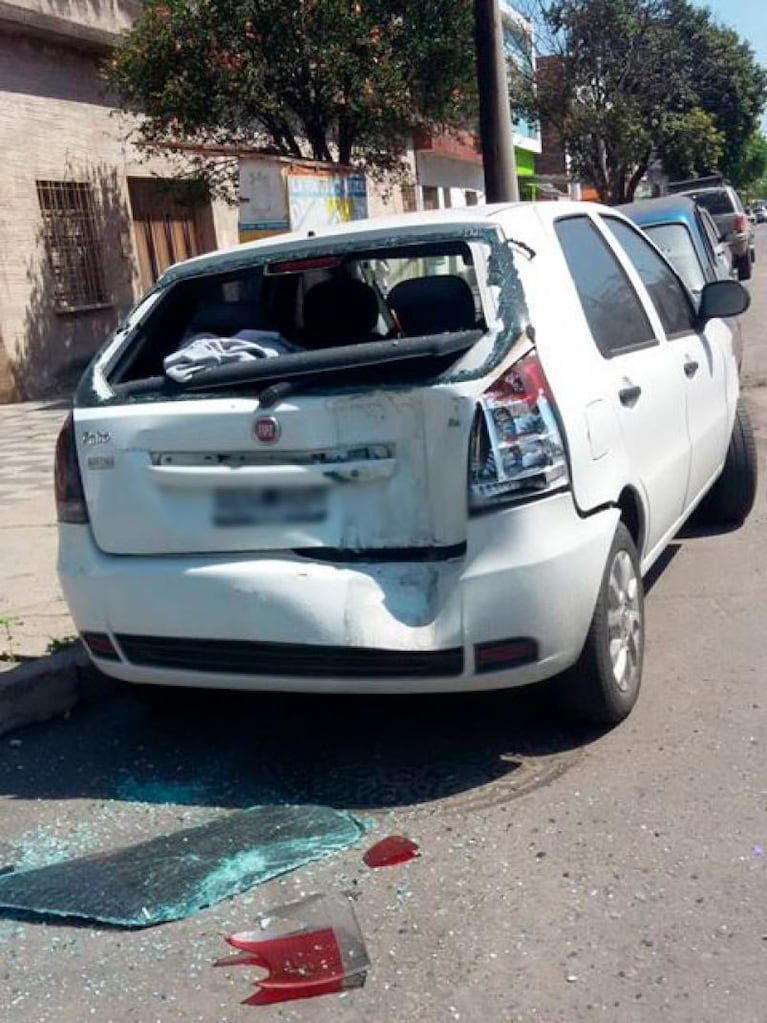 Un colectivo de ERSA perdió dos ruedas y una impactó contra un auto estacionado