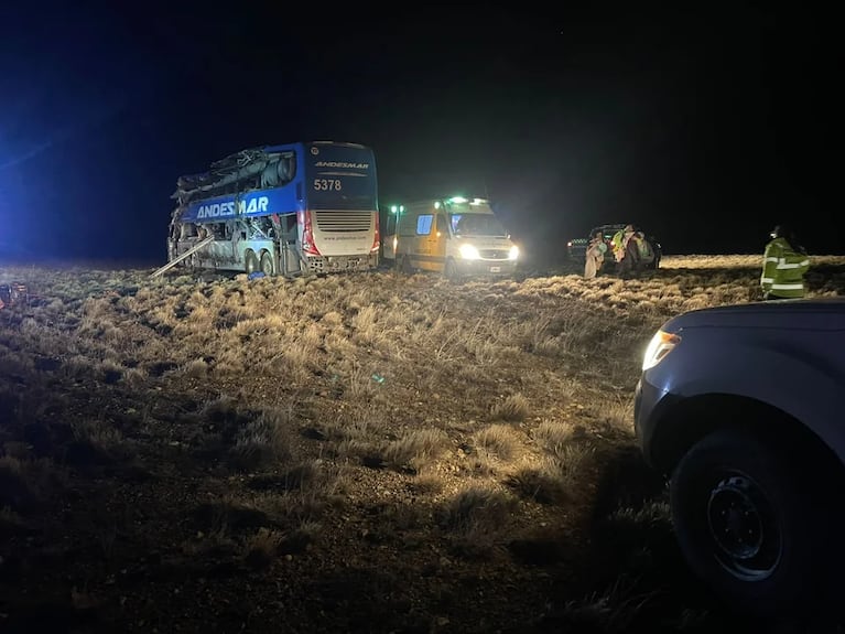 Un colectivo de la empresa Andesmar chocó con un camión. Hay, al menos tres muertos y varios heridos. Imagen: gentileza Periódico Las Heras.