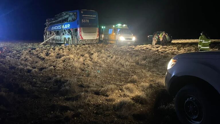Un colectivo de la empresa Andesmar chocó con un camión. Hay, al menos tres muertos y varios heridos. Imagen: gentileza Periódico Las Heras.