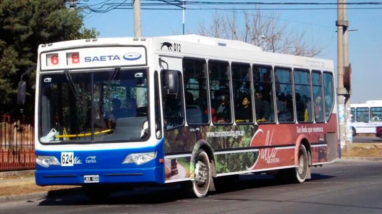 Un colectivo de la línea 6B fue el escenario del salvaje ataque. Foto: Salta Comparativa.