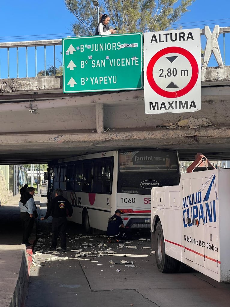 Un colectivo de SiBus se incrustó en un puente en Costanera y quedó destrozado: video