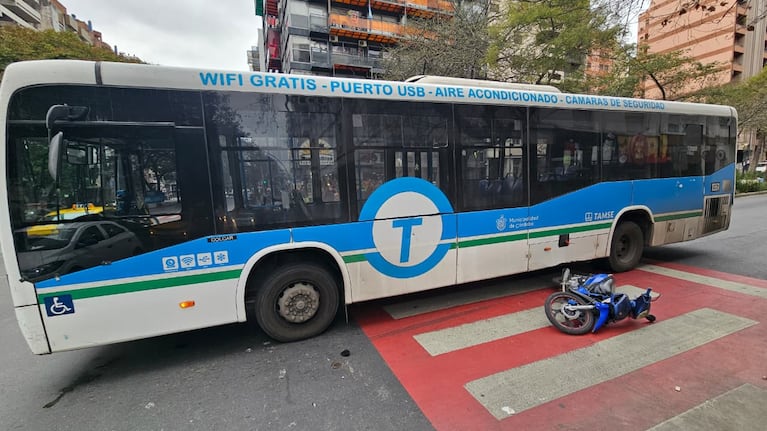 Un colectivo de Tamse chocó con una moto en la esquina de Bv Illía y Chacabuco.